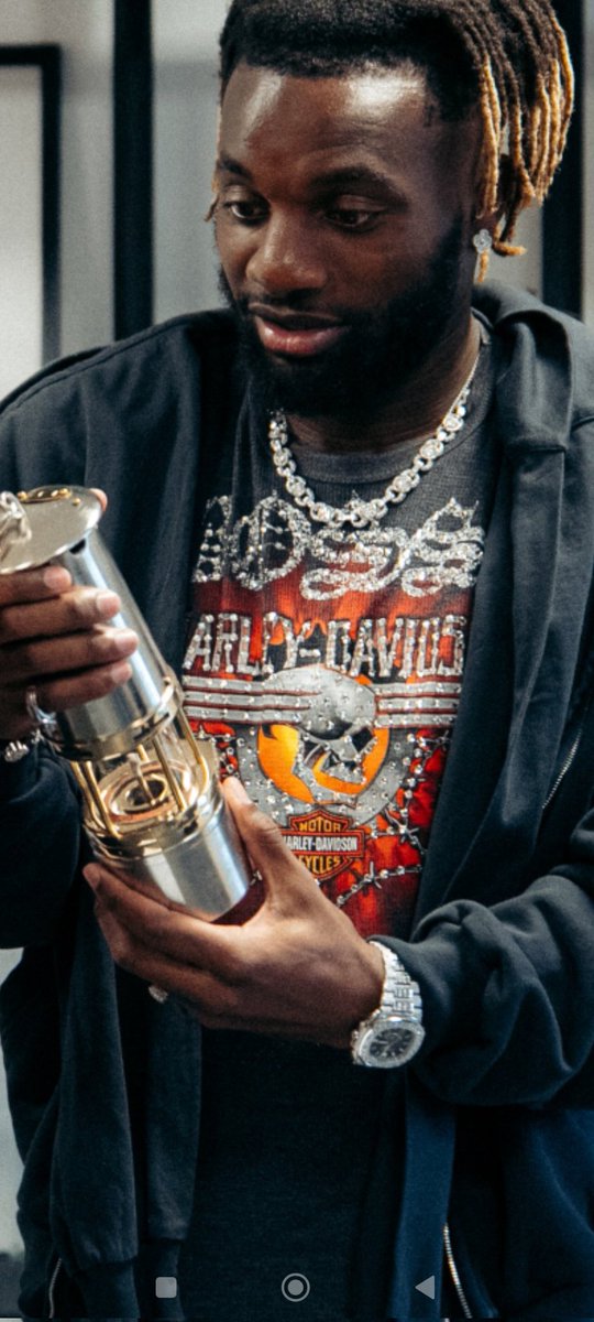 S'il te regarde comme ça t'as tout gagné 🤩

Welcome <a href="/asaintmaximin/">Allan Saint-Maximin</a> 🔴🟡