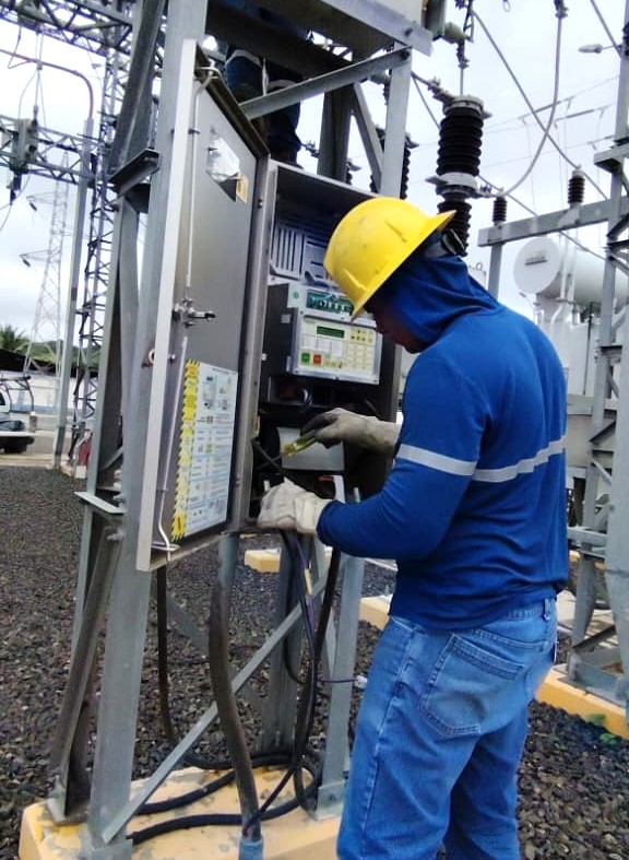 CNEL_EP's tweet photo. ✅ MANABÍ

Nuestro equipo técnico ejecutó trabajos de mantenimiento preventivo y correctivo en la subestación Bahía de Caráquez, cantón Sucre, incluyendo el reemplazo de reconectadores y el cambio de elementos aéreos en redes de medio voltaje.

Estas acciones fortalecen el servicio eléctrico en los sectores residencial, comercial, industrial y hotelero del cantón, garantizando mayor seguridad, confiabilidad y eficiencia.