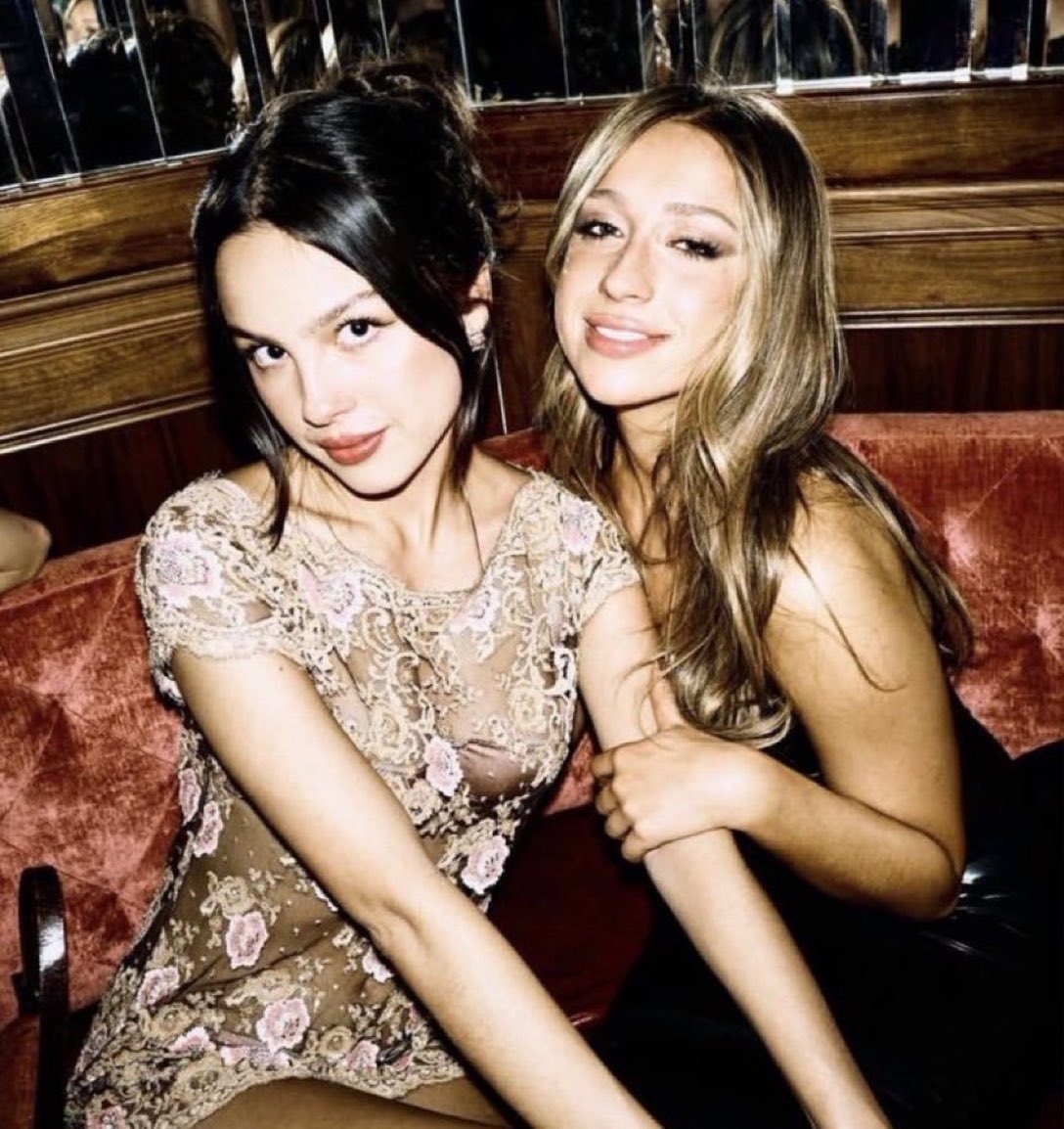 guguuu seems pretty sad for a boy in love tweet media