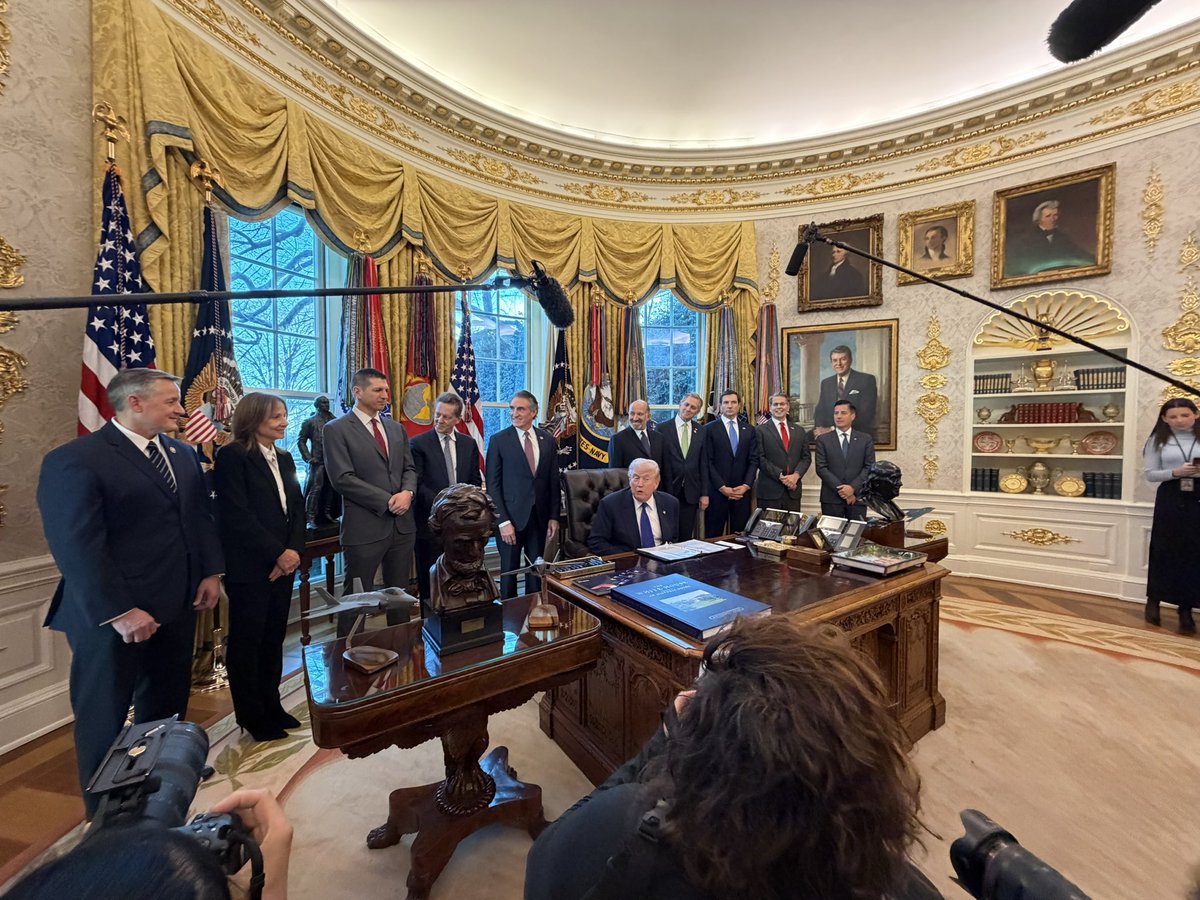 White House reporters have entered the Oval Office!