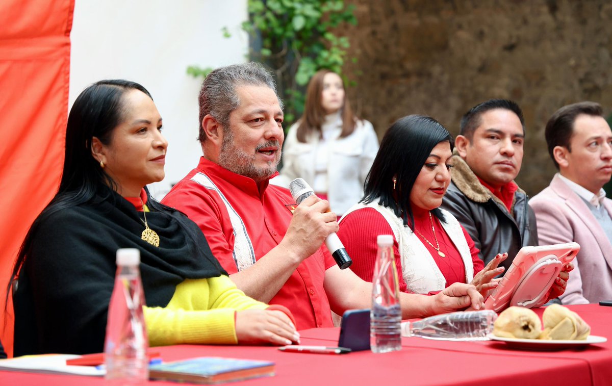 ErnestoVCPT's tweet photo. ✨Con paso firme y visión de futuro iniciamos este mes con la primer conferencia de prensa en Puebla. 🎙️🗣️

Reafirmando nuestro compromiso con el nuevo periodo legislativo y con los trabajos venideros tanto en Puebla como en la Ciudad de México, para seguir poniendo al pueblo en el centro de las decisiones.👍🏻✨

Un gusto compartir este espacio con mi amiga la Senadora @LizSanchezSM las Diputadas: @Esther_Mtz04, Araceli Celestino, el Diputado @soy_tonolopez y la militancia que día a día hace posible la Cuarta Transformación. 🤚🏻❤️🔥
#PTPuebla #UnidadPetista #4T #PuebloPrimero #ElPTmasfuertequenunca