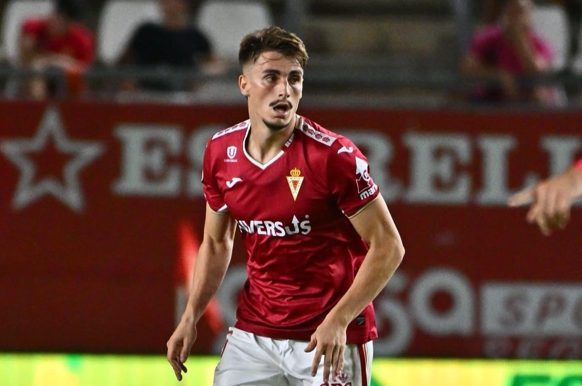 A mí la renovación de Jaso para, acto seguido, retirarle la ficha federativa me resulta, cuanto menos, extraña.

Da la sensación de ser una maniobra de última hora para poder inscribir a Jon García y posponer la salida de Jaso hasta el final de la temporada.

La decisión ha