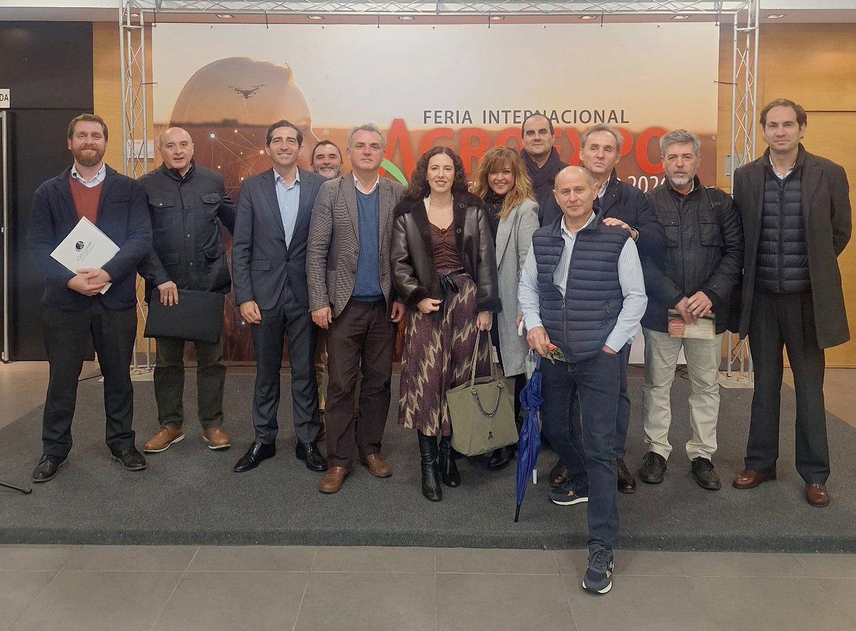 prosevillaport's tweet photo. Un grupo de empresarios y directivos de @prosevillaport han asistido a la 38ª #AgroexpoFeval, cita clave del sector agroindustrial celebrada en Don Benito, donde han mantenido reuniones para impulsar nuevas oportunidades comerciales y potenciar la actividad del #PuertodeSevilla. https://t.co/dQruITsRnA