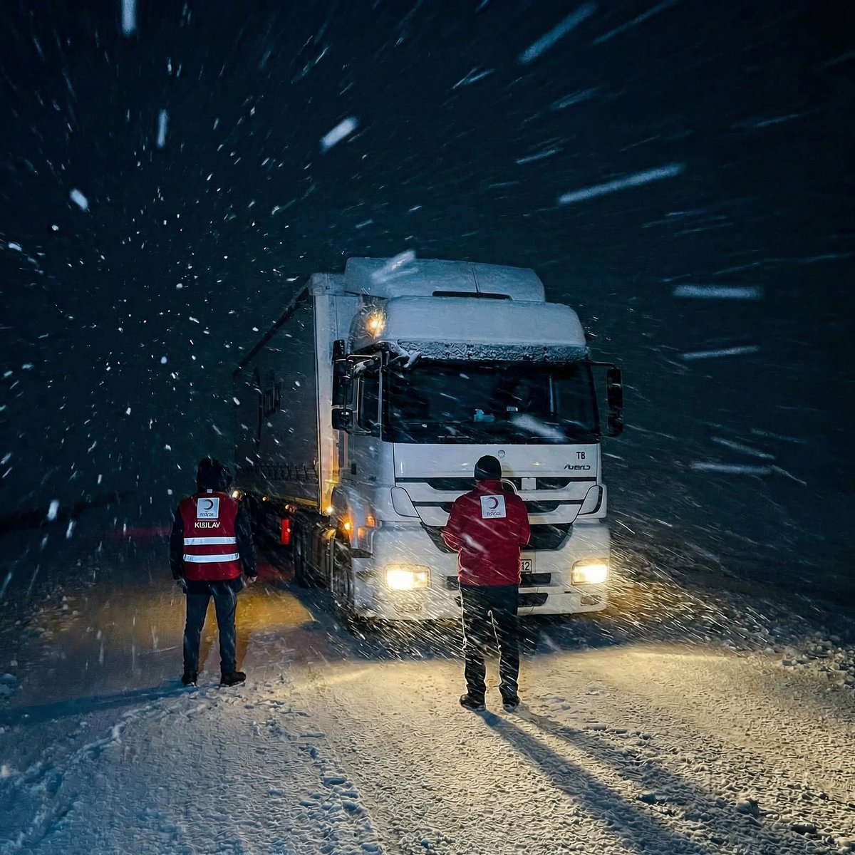 Şoförlerin yorgun gözlerinde, yolcuların endişeli bekleyişlerinde; o al hilalli yeleklerin görünmesi, en sahici "yalnız değilsiniz" mesajıdır. ❄️ #SensizOlmaz