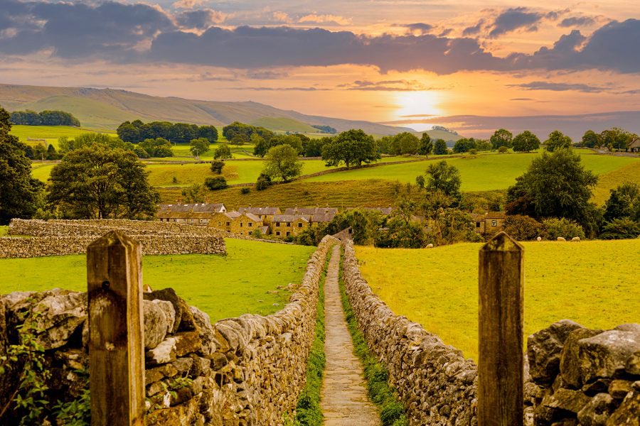 demster70's tweet image. The British countryside isn’t racist it is beautiful and it will be kept that way.

🇬🇧✝️