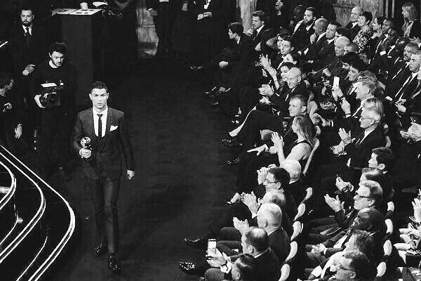 CR7_D0's tweet photo. في 15 سنة تشجيع له لم اعش ابدا بطولة سهلة مقدمة له الا ابطال 17ومع ذلك رأيت 36 بطولة في تاريخه 

هذا الرجل لايعرف للمعنى استسلام وهذه هي الشخصية التي جعلتنا نعشقه

والي يعرفه صدق يعرف انه الدوري خاضع لامحالة
وباذن اللّه نشوفها مهما كانت الظروف

اعظم رياضي في التاريخ دائما وابدا https://t.co/afvUQ21s6H