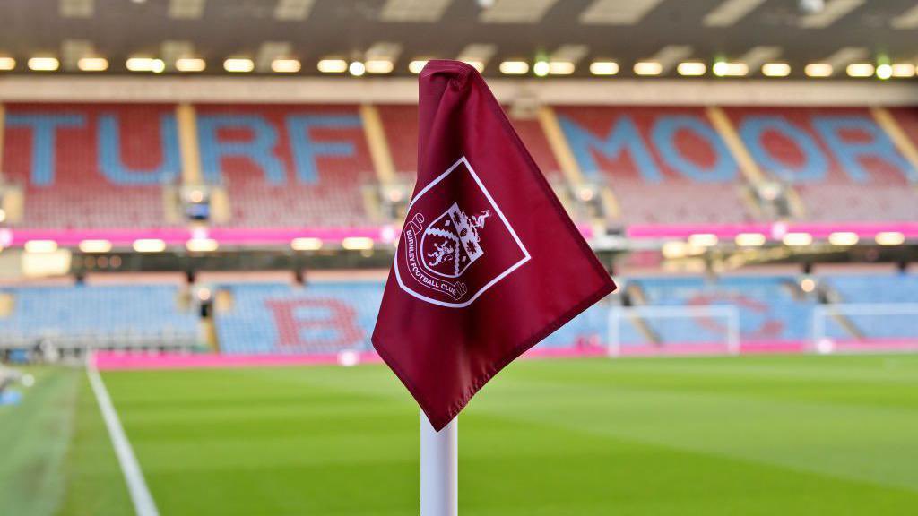 TheBurnleyWay's tweet photo. @BurnleyOfficial Shut up and don’t tweet again until it’s a corner flag. https://t.co/Mwl239R55Q