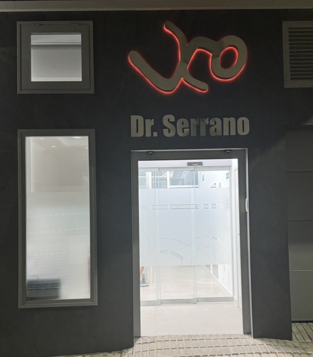 #LaConsultaDrSerrano 👨‍⚕️ #EstilosDeVidaSaludables 💚 
El próximo día 4 de febrero es el Día Mundial contra el cáncer. Hoy iluminamos el logo de nuestra consulta con el color naranja por quienes luchan y por quienes vencieron. Cada historia importa💪