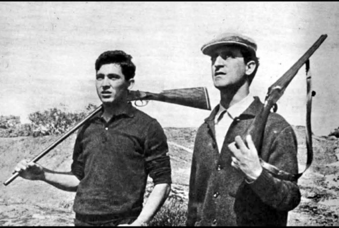 Cambio de espadas por escopetas de dos figuras. Paco Camino y El Viti disfrutan de la caza de la perdiz por tierras de Toledo.