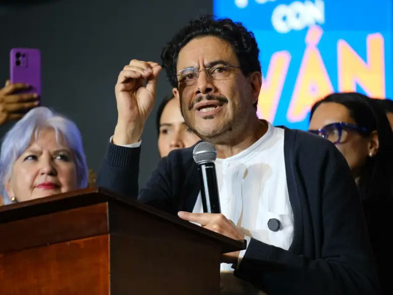 El senador y precandidato Iván Cepeda se presenta como defensor de derechos humanos.

🗣️Pero en 16 años ha evitado con disciplina opinar sobre el chavismo, su represión y la peor crisis humanitaria de América.  Su posición sobre Venezuela es aún ambigua.

Va 🧵