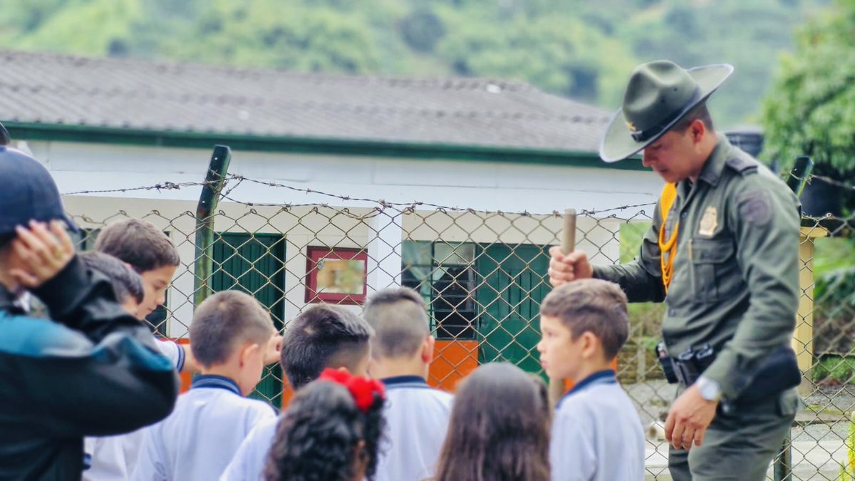 🌿💧 En el #DíaMundialDeLosHumedales, la Policía Nacional realizó una campaña educativa en las veredas San Juanito y La Capilla, en Santa Rosa de Cabal, con la siembra de 15 árboles y diálogos comunitarios para proteger el agua, la flora y la fauna. 🌎🌱 <a href="/PoliciaColombia/">Policía de Colombia</a>