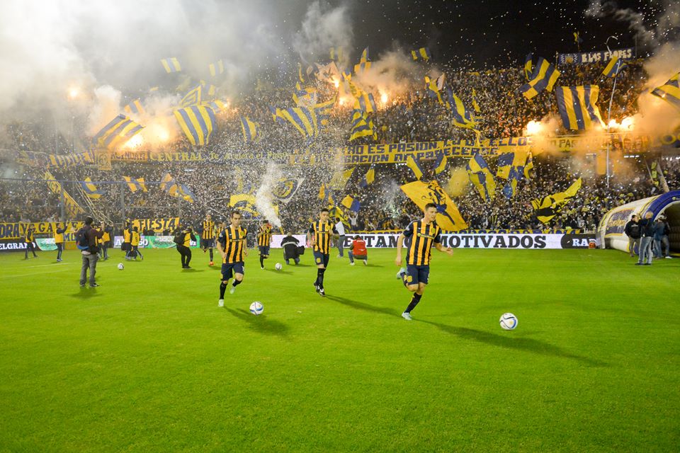 Tal vez inconscientemente y por normativas, los recibimientos se convirtieron en una puesta en escena genérica para todos los clubes. La gracia era la espontaneidad, el ingenio y la fiesta en las tribunas. Habrá que acostumbrarse a lo nuevo, pero esto era incomparable.
