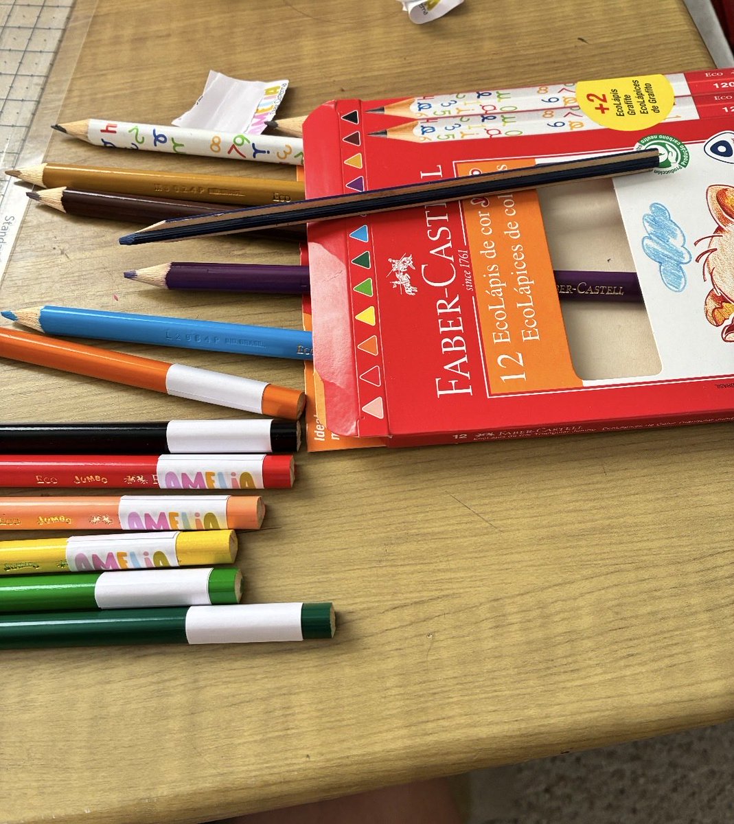 Danitahcisterna's tweet photo. Estaba marcando los útiles de mi hija cuando me doy cuenta que venía un lápiz entero por la mitad @FaberChile ahora que hago comprar uno nuevo? Con lo que me costó :( https://t.co/DgNQq0z06U