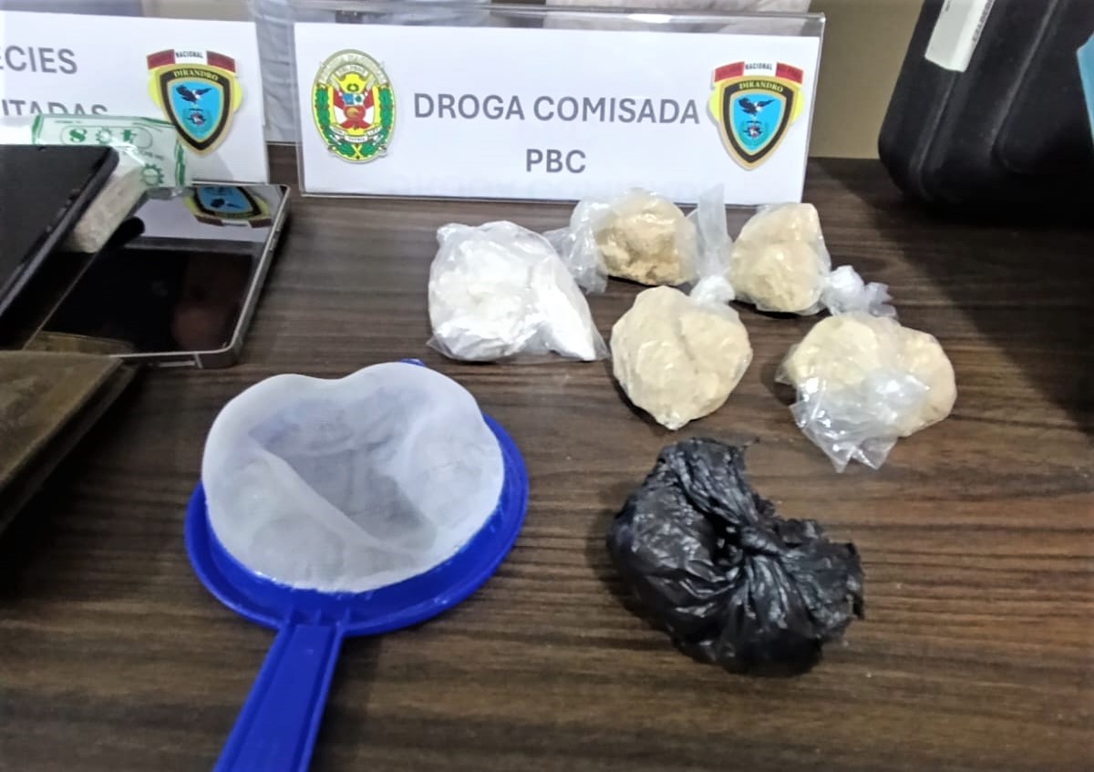 RegPolLamb's tweet photo. #Tumán🚨| Agentes del Área Antidrogas de Chiclayo, intervinieron a “Los Diablos de Tumán”, dedicados al tráfico ilícito de drogas. Se decomisó P.B.C., Clorhidrato de Cocaína, además; se incautó una pistola abastecida, dos vehículos menores, s/ 5 3000 y 11 mil pesos chilenos. https://t.co/8FnZVV9AOK