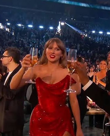 me reportan que anoche en la ceremonia de los grammys ahorraron mucho en alcohol gracias a que taylor swift ni asistió, planean reducir gastos e invitarla vía zoom