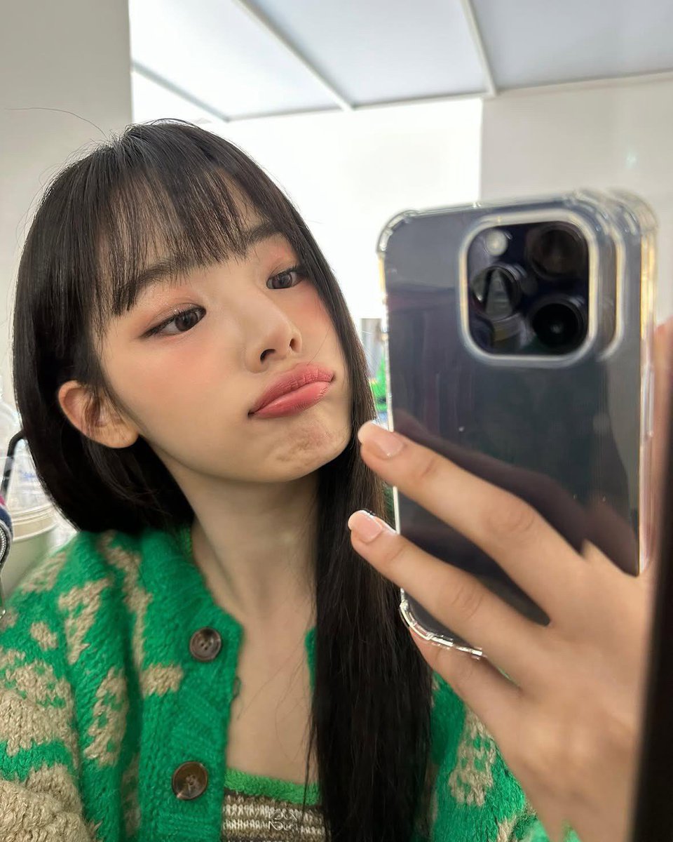 minji_loops's tweet image. Minji bangs magic