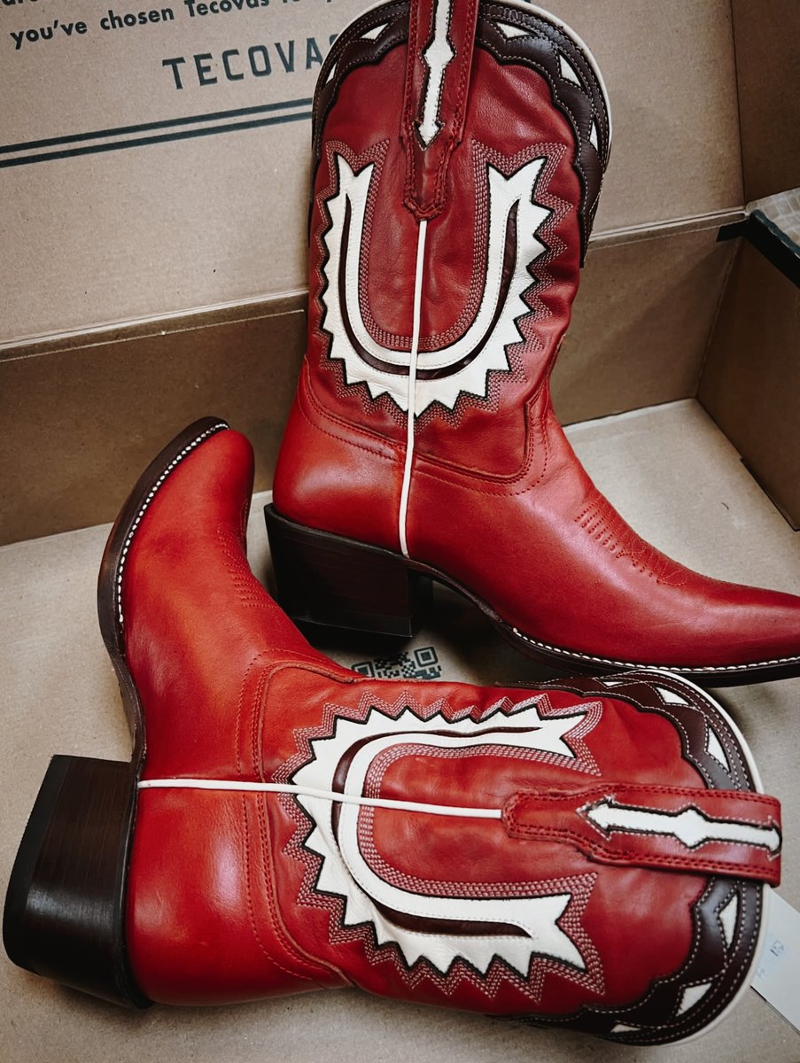 The sweetest Valentine’s gift smells like leather. ❤️🤠 Treat your cowboy or gal to fresh boots from Texas Boot Company this Valentine’s Day. A gift worth two-steppin’ for.  #ExploreBastropCounty

🔗 bit.ly/34WQwvg
#ExploreBastropCounty