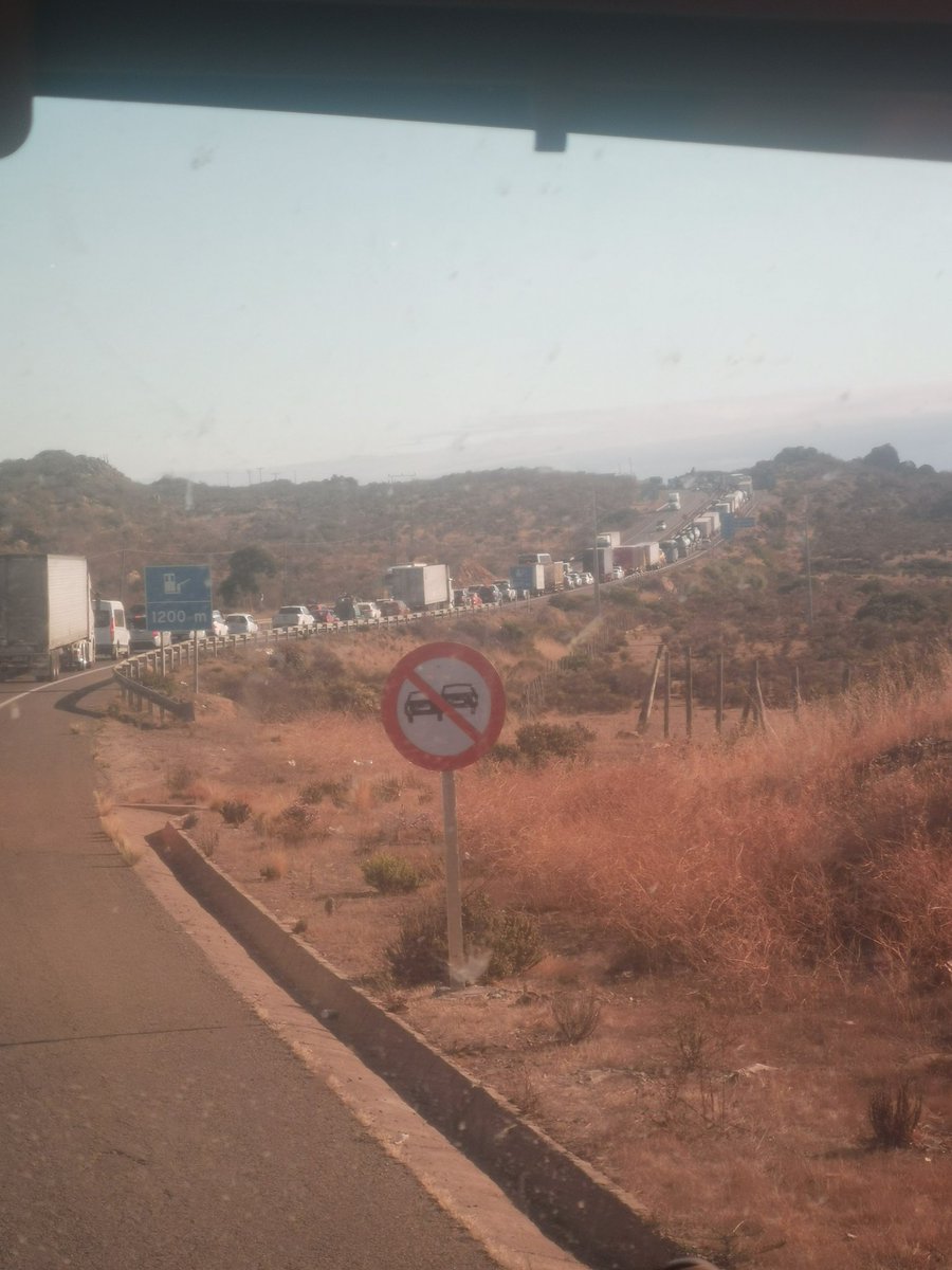 Un taco kilométrico entre Pichidangui y más allá de los Molles. <a href="/biobio/">BioBioChile</a> quienes son los inteligentes que planifican trabajos en la via en verano que hay más movimientos de vehículos. <a href="/mop_chile/">Ministerio de Obras Públicas🇨🇱</a> <a href="/Sernatur/">Sernatur</a>  <a href="/adnradiochile/">Radio ADN</a> <a href="/gorecoquimbo/">Gobierno Regional de Coquimbo</a>