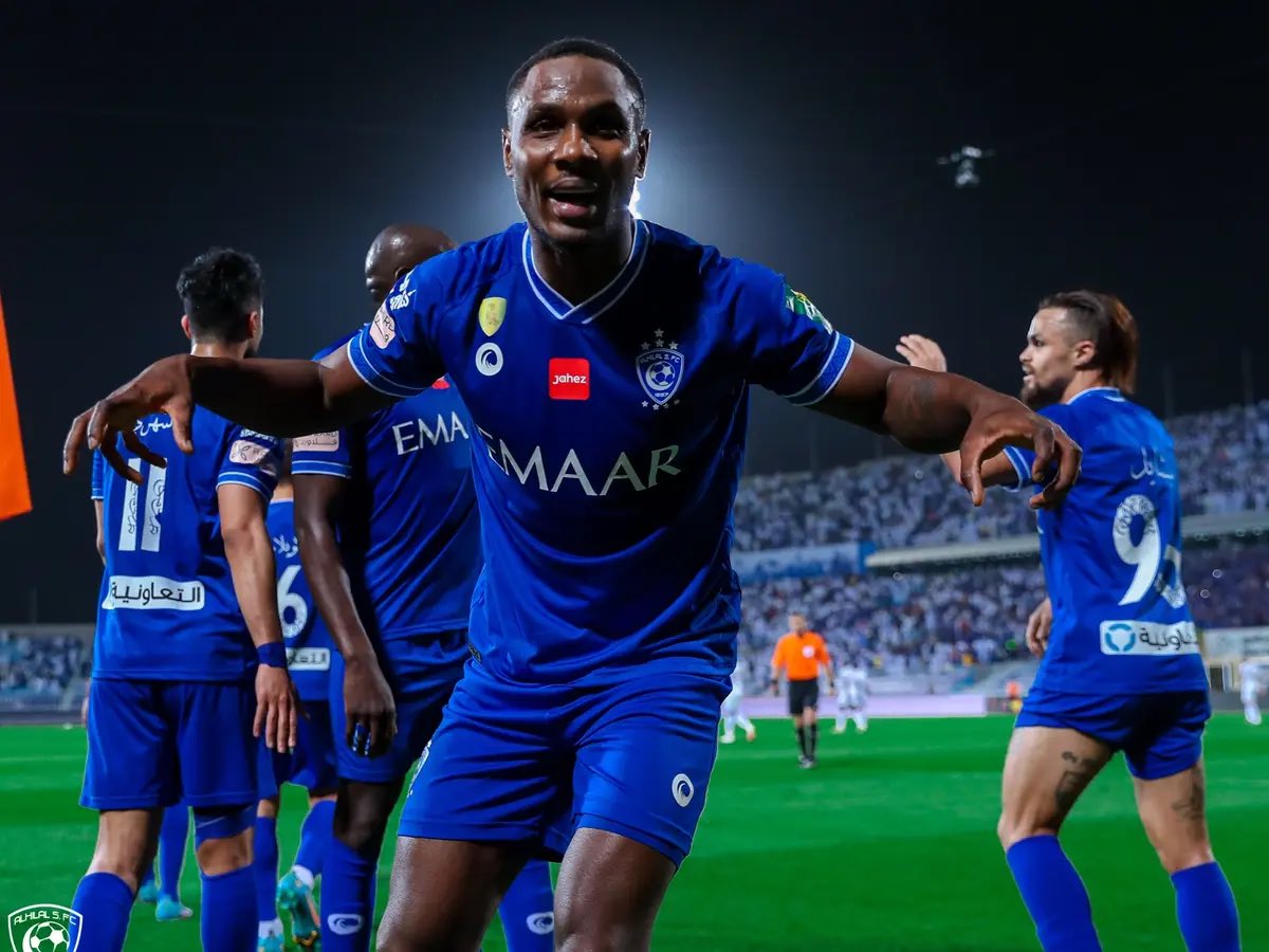 انتقال كريم بنزيما الى #الهلال
و هو قائد #الاتحاد و بطل الدوري و الكأس و في الميركاتو " الشتوي"
ليس له علاقة بالاحتراف
اذا كان بنزيما لا يرغب في البقاء في الاتحاد كان من المفترض خروجه نهاية الموسم
وليس بطريقة لاعب الشباب السابق ايقالو
واضح الاتحاد مقبل على ايام صعبة