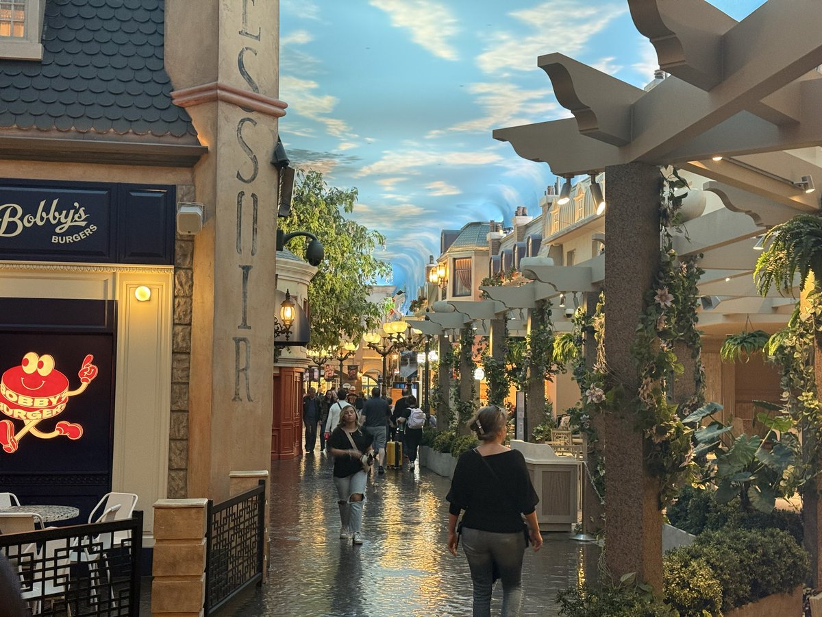 JediLightow's tweet photo. Paris Las Vegas new restaurant corridor https://t.co/eBfC6X39cs
