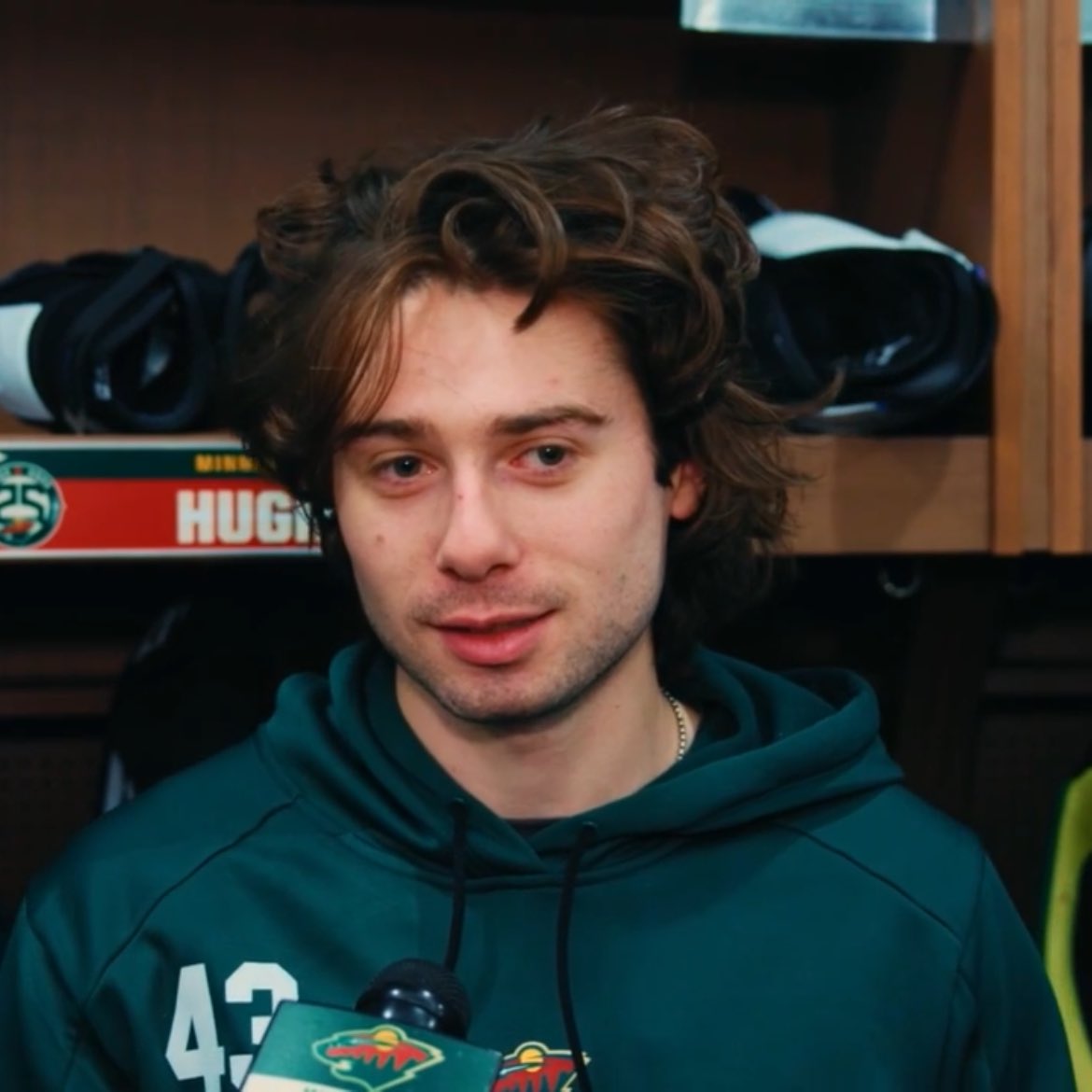 what the hell is going on with his hair im crying