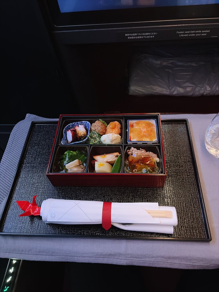 uchidashige's tweet photo. 20年ぶりのNYへ。
物価が怖い、、、笑

機内で夜食にラーメンまで食べてしまい、ちょいと食べすぎ。 https://t.co/xnU6aTdTRL