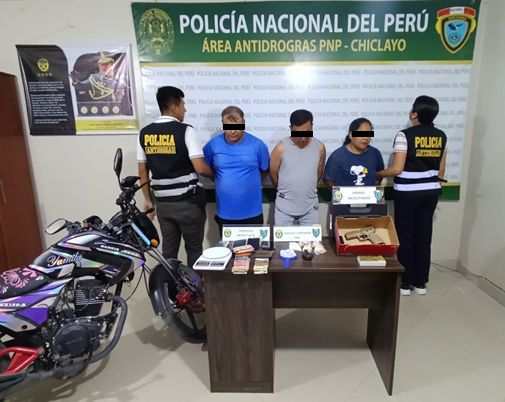 RegPolLamb's tweet photo. #Tumán🚨| Agentes del Área Antidrogas de Chiclayo, intervinieron a “Los Diablos de Tumán”, dedicados al tráfico ilícito de drogas. Se decomisó P.B.C., Clorhidrato de Cocaína, además; se incautó una pistola abastecida, dos vehículos menores, s/ 5 3000 y 11 mil pesos chilenos. https://t.co/8FnZVV9AOK