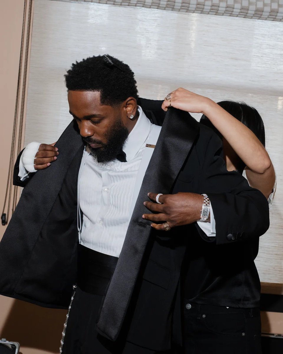 WhoopingFeet's tweet photo. When you put that shit on but still ready to catch a fade at the same time 

🔥🤵🏾‍♂️🥊 https://t.co/1RvIr9CXfc