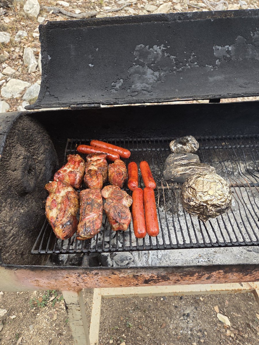 David_G60's tweet photo. Good afternoon thirsty monday lol pork ribs and sausage and grill  onion and baked potatoes . https://t.co/2PVn2hLVjM