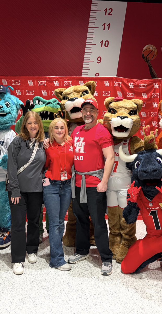 vpmattsaxe's tweet photo. Had a great time visiting my daughter @cutelinjsaxe at @UHouston and sister @AdrienneSaxe this past weekend. 
🤍❤️💖 https://t.co/hfmb2njAvn