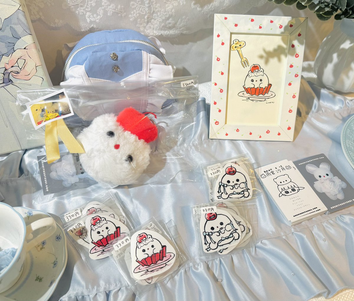 今日から始まるatelier renardでのNANIMONOコラボカフェ🍎❣️
シールとイラストと、なにモンのぬいぐるみを作りました〜🌸持ち歩けるようにカラビナもついてます。