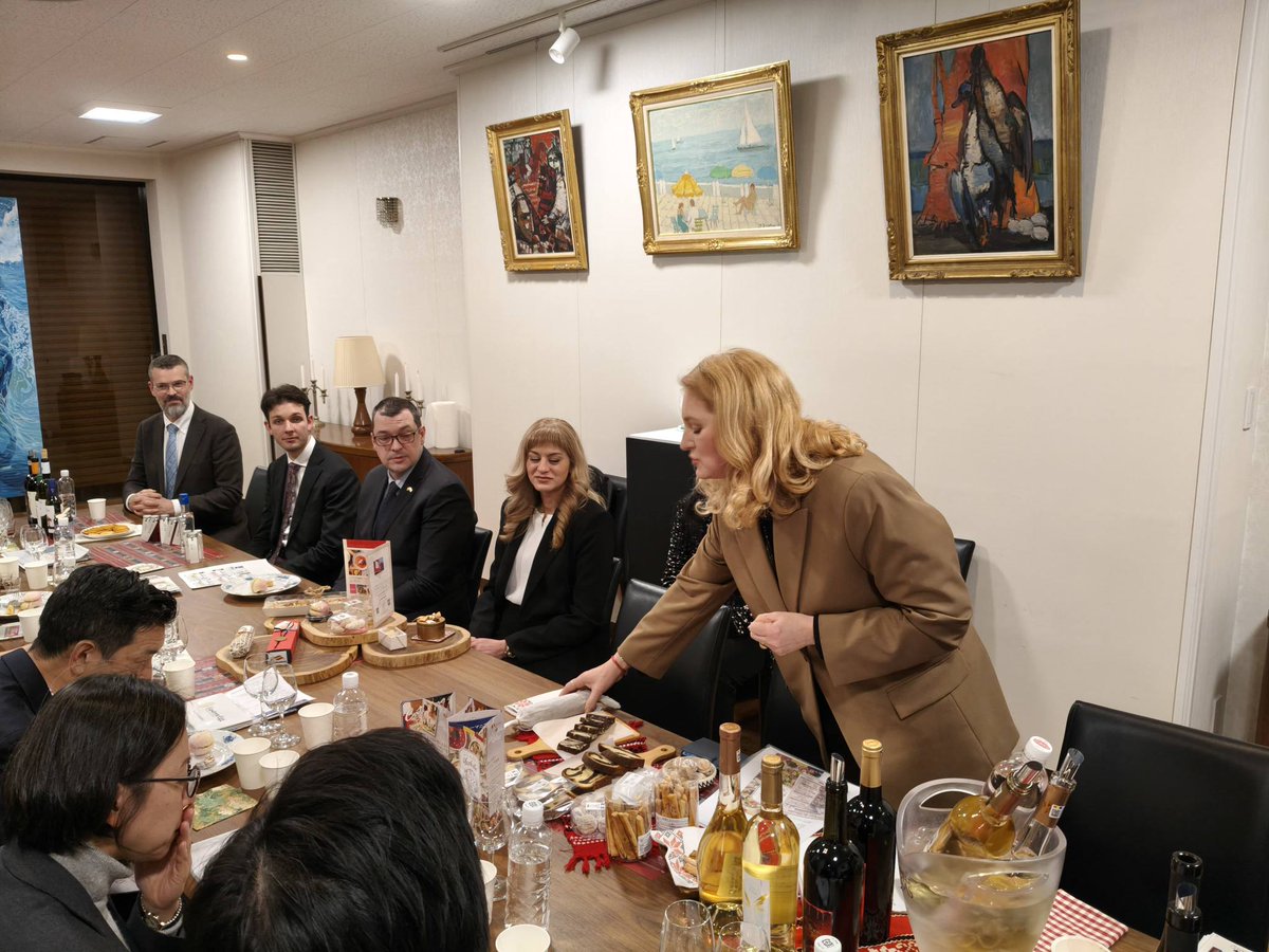 RO_Emb_Japan's tweet image. 1月30日、ルーマニア大使館において、リテーラーのナショナル麻布と、日本市場でポテンシャルのあるルーマニア製品の製造・輸入業者とのマッチングイベントが開催されました。今後もこうした取り組みを通じ、日本市場への参入を強力に支援してまいりたいと考えております。