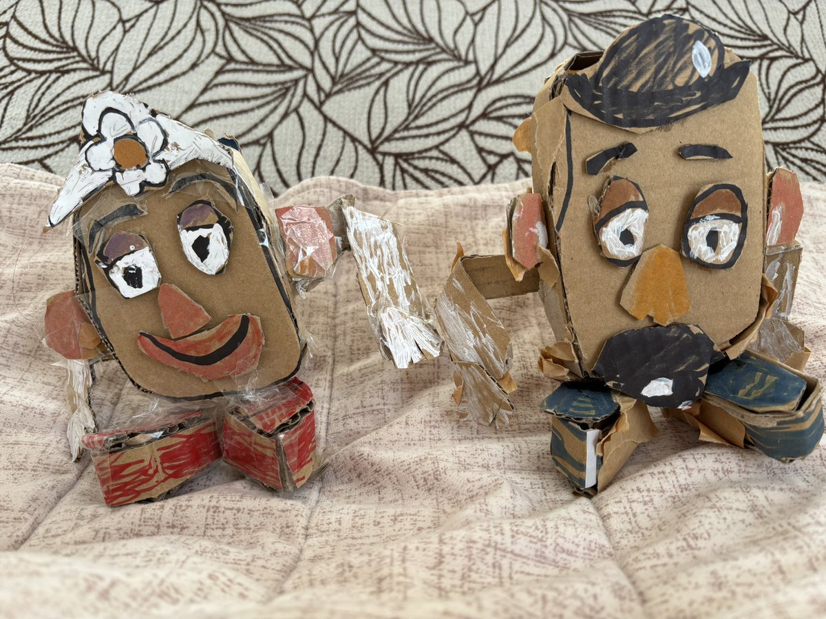 小2の姪がポテトヘッドとミセスポテトヘッドをダンボールで作成して