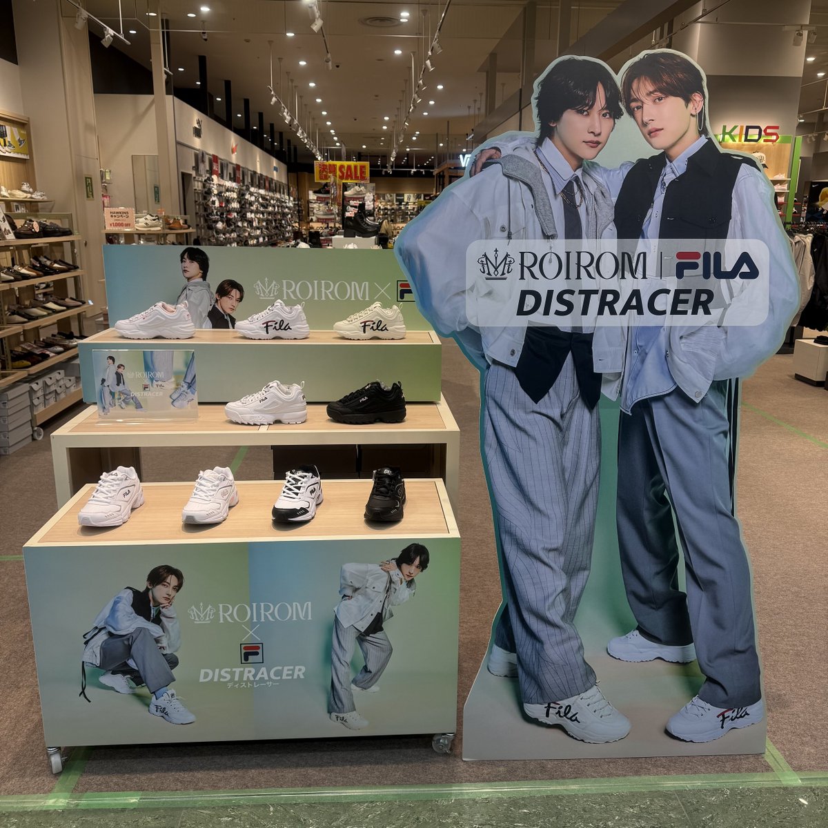 ABCMART_INFO's tweet photo. FILA DISTRACERシリーズのイメージキャラクターに
ROIROMが就任！

https://t.co/wLhv5Aw7QU

@roirom_official

全国の50店舗にて、等身大パネルが登場しています！

また ROIROM × FILA DISTRACER 第２弾を3月5日（木）に公開！
 第二弾の動画やノベルティ企画もあるのでお楽しみに♪ https://t.co/IwUjtHMFqh