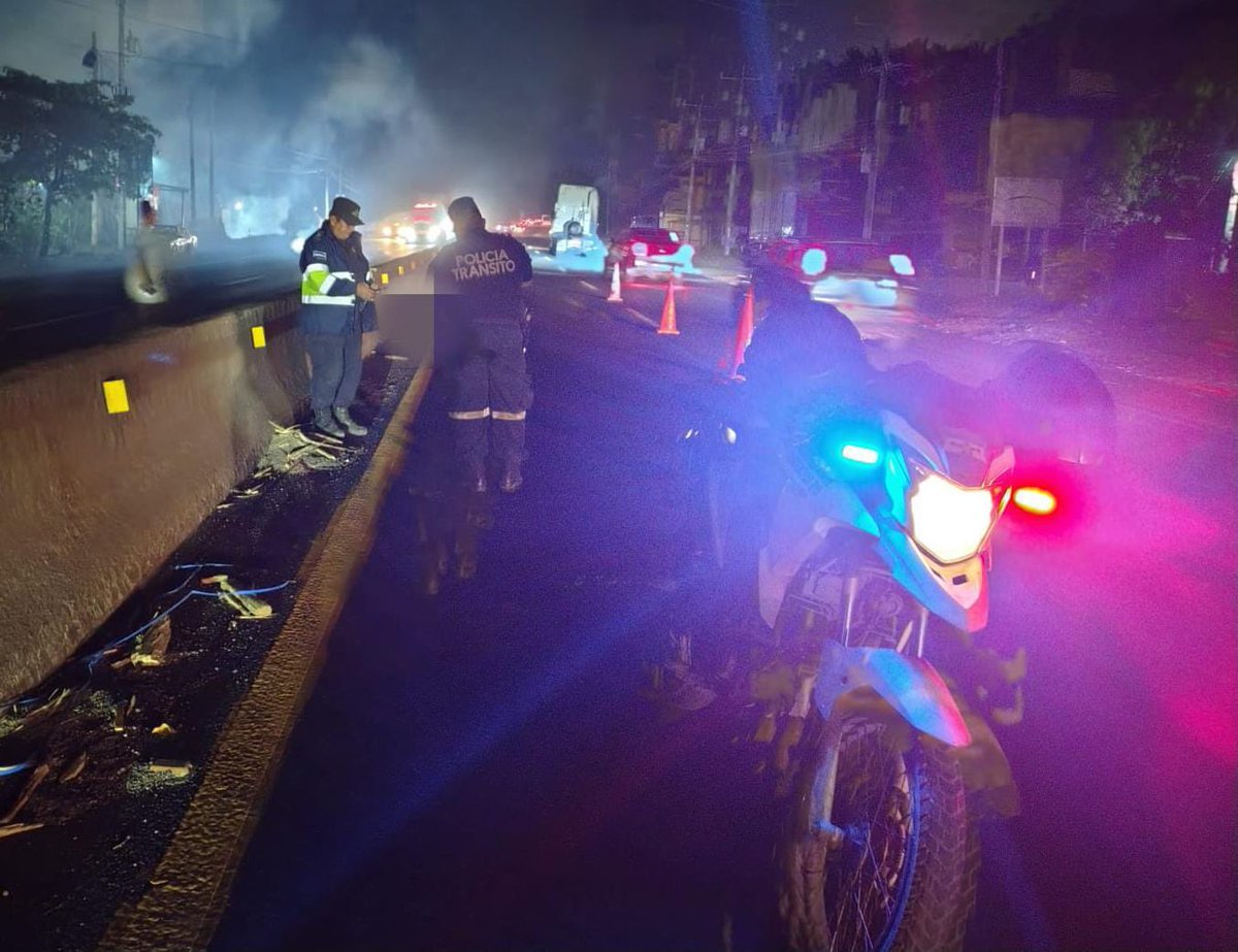 #Alerta | La PNC informa de un accidente de tránsito sobre el km 34 de la carretera Panamericana, en San Juan Opico, La Libertad.

Un peatón murió tras ser atropellado por un vehículo cuando intentaba cruzarse la calle.

El tráfico con sentido de Quezaltepeque hacia San Juan