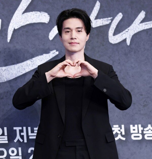 daheeverse's tweet image. #LEEDONGWOOK reportedly to lead new drama &amp;lt;Love Affair&amp;gt; by #TheWorldoftheMarried PD

About the turbulent journey of a married man who meets a woman abroad &amp;amp; spends a night with her. Through a twist of fate, they reunite in an unexpected relationship

naver.me/GxrIRXZa