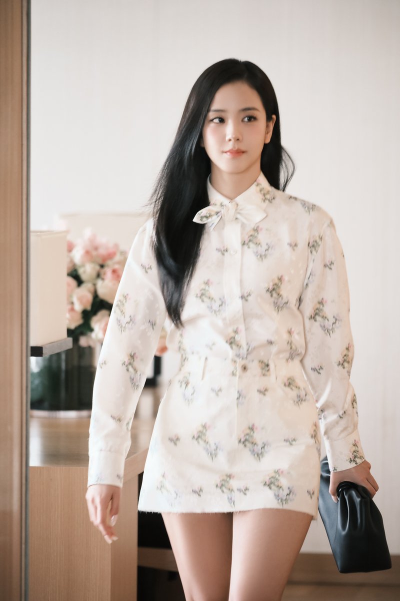 #광고 #지수 의 GETTING READY with #디올어딕트 💖 도쿄에서 열린 디올 어딕트 스위트 숍 팝업에 참석해 눈부신 디올 어딕트 룩을 선보인 지수. 그 룩을 완성해준 제품을 알려줄게요.👀 
생기를 선사하는 어딕트 립 글로우 오일 #077로지캔디와 #074젤리, 그리고 과즙 향이 가득한 #로지글로우향수 를