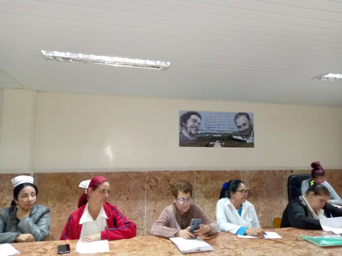 Hoy se realizó la Reunión de Puntualización Semanal del Consejo de Dirección del #HospitalGuevara. Se dió seguimiento a las medidas ante las bajas temperaturas 😰 #CubaPorLaVida <a href="/MINSAPCuba/">Ministerio de Salud Pública de Cuba</a> <a href="/LorenzoOsbel/">Osbel Lorenzo</a> <a href="/DtorDgsTunas/">Director General de Salud Las Tunas</a> <a href="/DirGestionTunas/">Directora de Gestión Sanitaria DGS Las Tunas</a> <a href="/cuadrosdgsltu/">Cuadros DGSLasTunas</a> <a href="/GastroGuevara/">Guevara Servicio Gastro</a> <a href="/FarDptoGuevar/">Guevara Dpto Farmacia</a>