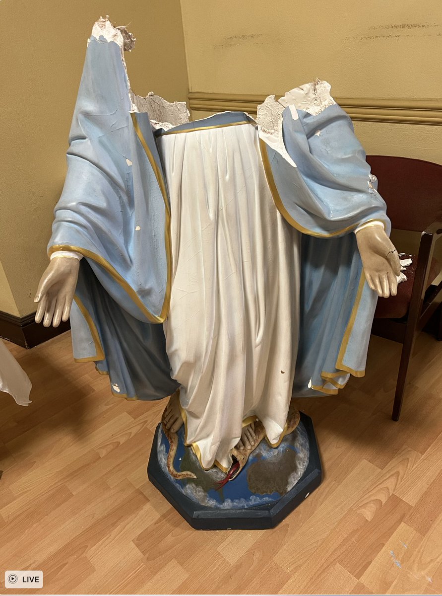 Veroflamencos's tweet photo. LA PERSECUCIÓN CONTRA LOS SANTOS INOCENTES SIGUE SIENDO ACTUAL Y LITERAL 

Esta mañana, la escuela Católica de Holy Innocents (Santos Inocentes) en Long Beach, CA fue brutalmente vanzalizada. Destrozaron absolutamente todo y trataron de robar la Hostia Consagrada del tabernacúlo...He colaborado con esta comunidad desde hace años y me duele en el alma que se les ataque y persiga de esta vil manera. Lastimosamente estos ataques están en aumento en los EE.UU., pero pocos hablan de esto.

EL ODIO ES CONTRA CRISTO, MARIA Y SUS NIÑOS

Esta escuela tradicional, con Misa y confesiones diarias, es un refugio, un oasis para docenas de familias estadounidenses, hispanas y filipinas que buscan formar a sus hijos en la fe verdadera. Los niños han aprendido tanto a amar a Cristo y su Iglesia que al encontrarse con su escuelita destruida, armaron de inmediato un Rosario en procesión en reparación.

Les pido los tengan en sus oraciones, a los niños, los maestros, y los sacerdotes, P. Peter y P. Robert, que son dos de los sacerdotes más santos que he conocido en mi vida.