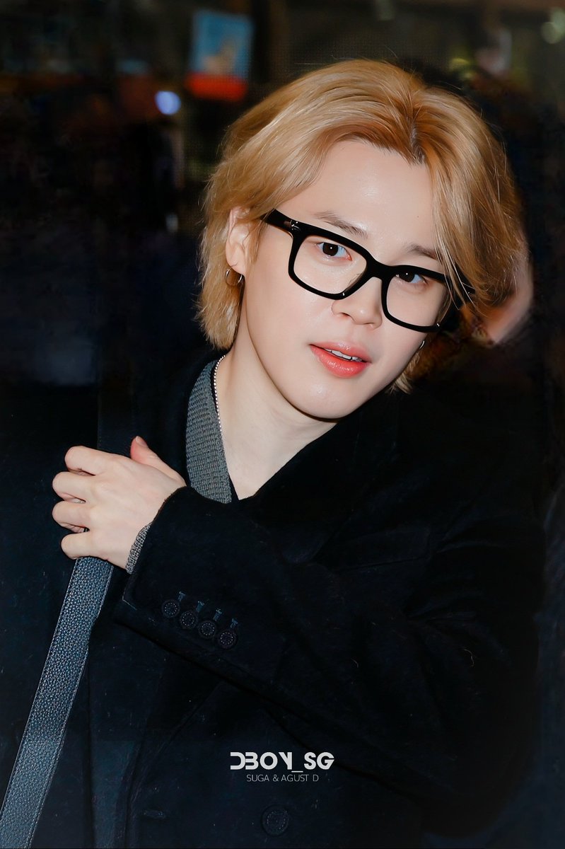 피부가 너어어어무 예쁜거야
속광이 반짝반짝 ✨️
어쩜 저러냐궁
그냥 예쁘게  태어난곤뒈 그거임
😍

JIMIN JIMIN 💛
#지민 #JIMIN #PARKJIMIN