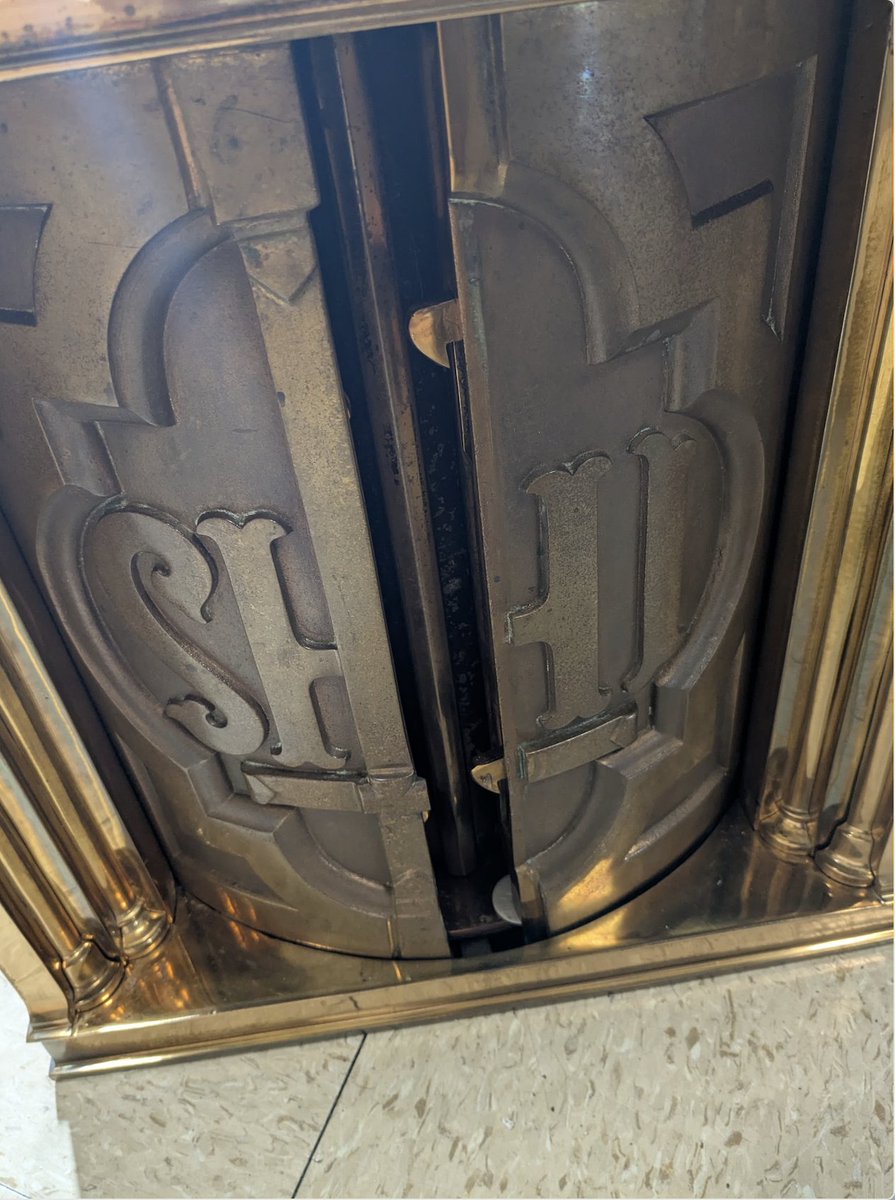 Veroflamencos's tweet photo. LA PERSECUCIÓN CONTRA LOS SANTOS INOCENTES SIGUE SIENDO ACTUAL Y LITERAL 

Esta mañana, la escuela Católica de Holy Innocents (Santos Inocentes) en Long Beach, CA fue brutalmente vanzalizada. Destrozaron absolutamente todo y trataron de robar la Hostia Consagrada del tabernacúlo...He colaborado con esta comunidad desde hace años y me duele en el alma que se les ataque y persiga de esta vil manera. Lastimosamente estos ataques están en aumento en los EE.UU., pero pocos hablan de esto.

EL ODIO ES CONTRA CRISTO, MARIA Y SUS NIÑOS

Esta escuela tradicional, con Misa y confesiones diarias, es un refugio, un oasis para docenas de familias estadounidenses, hispanas y filipinas que buscan formar a sus hijos en la fe verdadera. Los niños han aprendido tanto a amar a Cristo y su Iglesia que al encontrarse con su escuelita destruida, armaron de inmediato un Rosario en procesión en reparación.

Les pido los tengan en sus oraciones, a los niños, los maestros, y los sacerdotes, P. Peter y P. Robert, que son dos de los sacerdotes más santos que he conocido en mi vida.