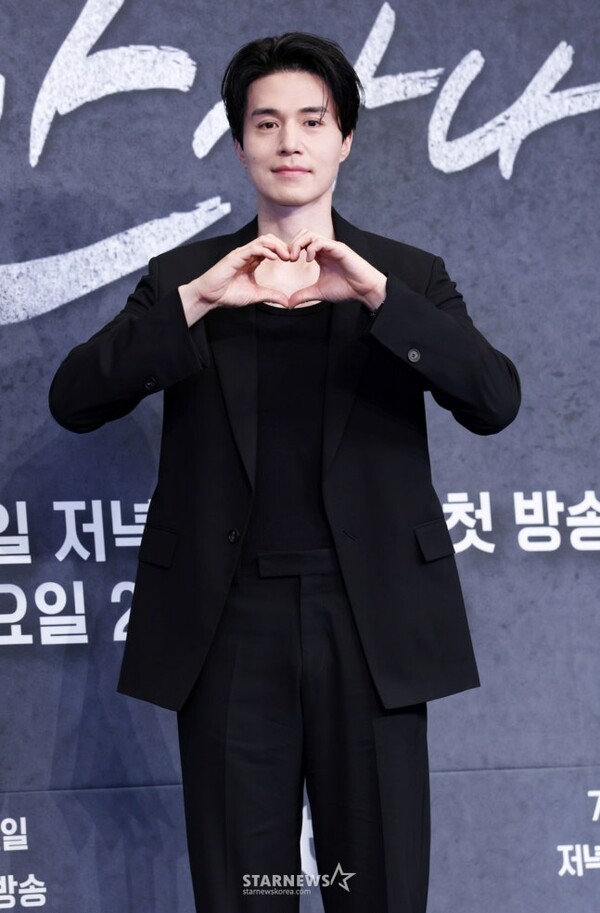 KoreanUpdates's tweet image. Acc. to IZE, #LeeDongwook is positively considering to star in melodrama &amp;lt;Love Affair&amp;gt; by #TheWorldOfTheMarried director. About a man who has a secure job and manages well his marriage, only to fall in love with another woman when he is on a business trip.

It is in talks to be…