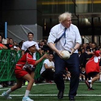 pondebekkio's tweet photo. イギリスの王族や政治家、大富豪たちがエプスタイン島で子供相手にどす黒い遊びにふける中、森喜朗に誘われて一緒に子供たちとタッチラグビーしてたボリス・ジョンソンほんと好き。さすが英国紳士だわ。 https://t.co/XTtByygsmC