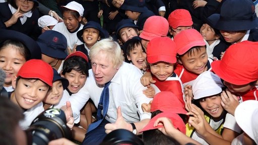 pondebekkio's tweet photo. イギリスの王族や政治家、大富豪たちがエプスタイン島で子供相手にどす黒い遊びにふける中、森喜朗に誘われて一緒に子供たちとタッチラグビーしてたボリス・ジョンソンほんと好き。さすが英国紳士だわ。 https://t.co/XTtByygsmC