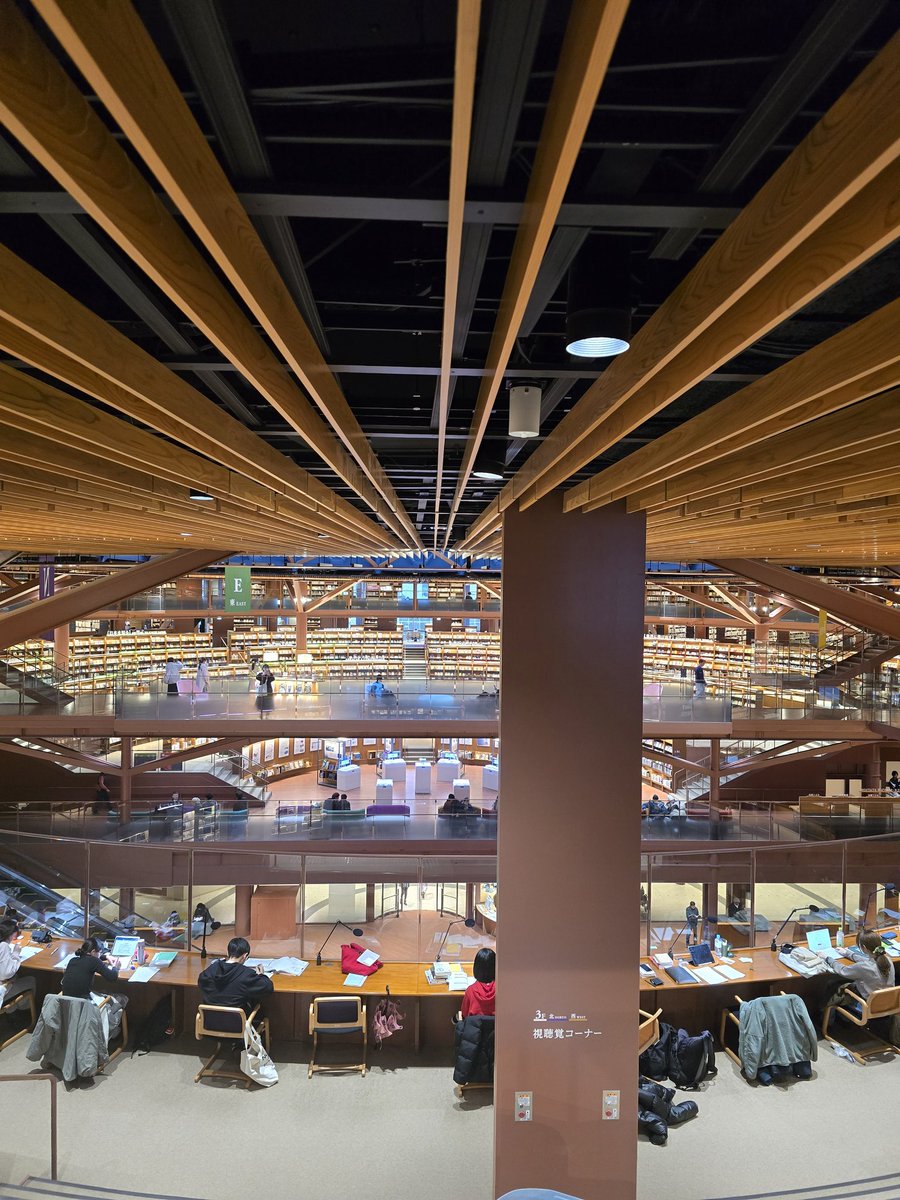 地元ですが初めて！ #石川県立図書館
チャンミンもオススメしてくれましたw   #兼六園 からバスで10分くらいかな 
 #金沢 観光にどうぞ 若い子多かったな～ 今は雪深い所ですw 気をつけて