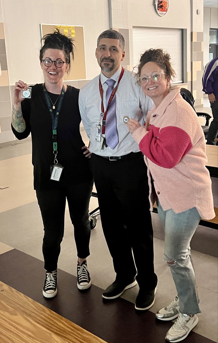 gonzalezr_77's tweet photo. Proud to honor these two teachers for my Principal Challenge for the month of January! #ChampionforStudents #EveryStudentEveryDay https://t.co/zt0bc0l4X1