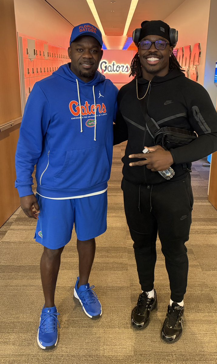 CoachBamHardmon's tweet photo. Always good to see FAMILY. Super of proud of @javonsolomon for all of his accomplishments and for simple being being the man he’s become. I’m also thankful for Ms. Maronica and family for trusting me and the process over the years.💯 
#Fam4Life https://t.co/3QcRNhHgSG