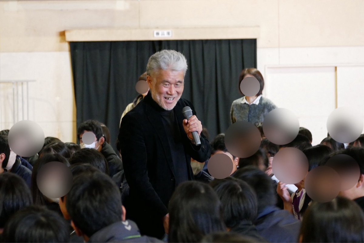 瀬戸市立幡山中学校二年生と特別支援学級の生徒たちとの対話。
「こんな状況を想像してみよう、たとえば、、」、「私たちは世界とこんなに繋がっているよ」。
多くはちゃんと聴いてくれるがそうでない生徒もいる。ところが、実際に経験した話に入ると冷え切った体育館の空気が変わったような。