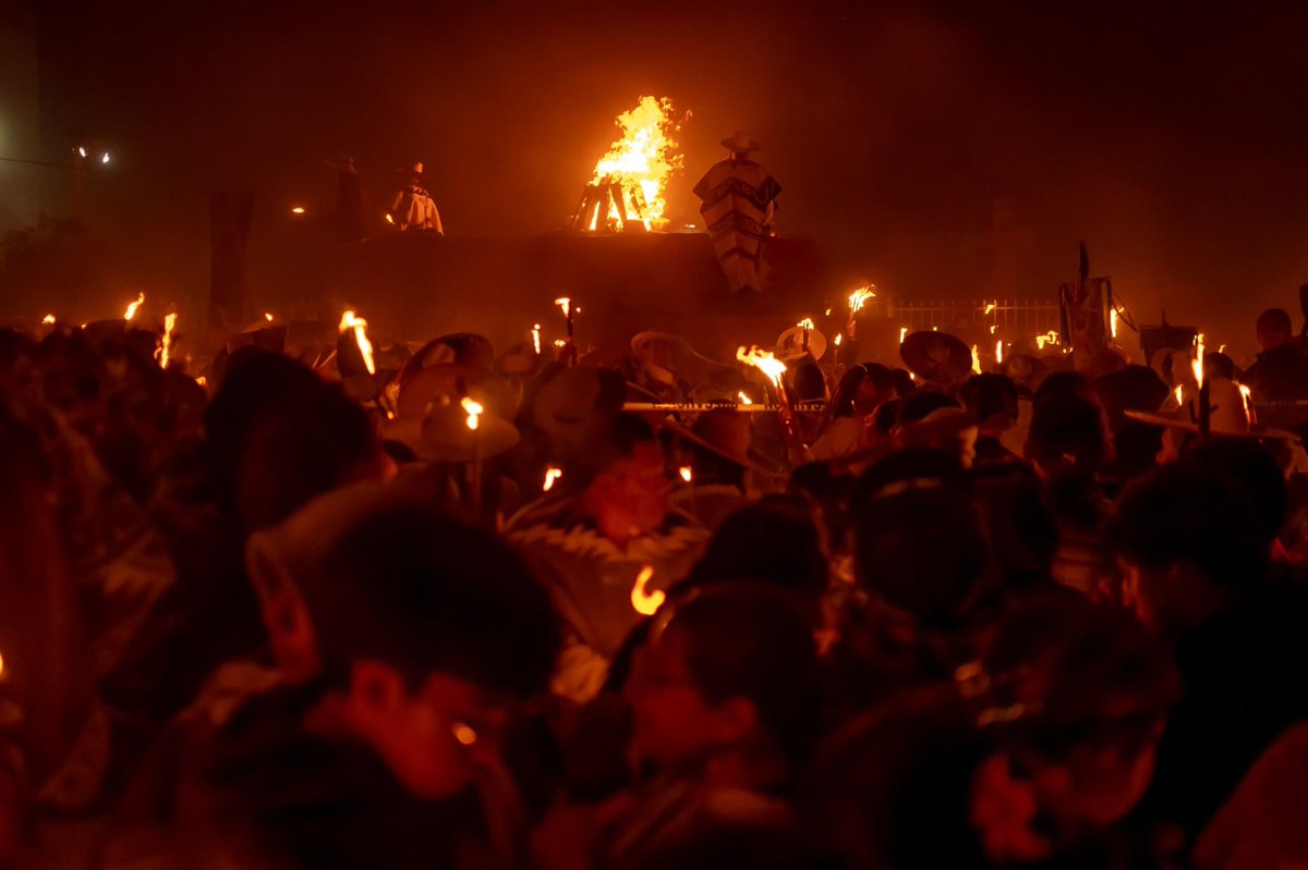 ¡El fuego se renueva en Tingambato! Con orgullo celebramos el Año Nuevo Purépecha, una ceremonia sagrada dedicada a Kurhíkuaeri que mantiene viva la esencia de nuestro pueblo. Honramos nuestra historia porque en Michoacán, nuestras raíces son la fuerza que nos guía hacia un mejor