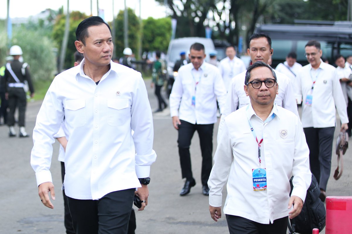 AgusYudhoyono's tweet photo. Kemarin (2/2), saya menghadiri Rapat Koordinasi Nasional Pemerintah Pusat dan Daerah Tahun 2026 di Sentul, Bogor, Jawa Barat yang dibuka langsung oleh Presiden Republik Indonesia Bapak @prabowo dan dihadiri jajaran Kabinet Merah Putih, para Kepala Daerah beserta unsur Forkopimda juga jajaran TNI dan Polri dari seluruh Indonesia.

Rakornas ini merupakan forum penting untuk menyatukan langkah dan memperkuat sinergi antara pemerintah pusat dan daerah dalam menyelaraskan kebijakan dengan pelaksanaan program prioritas nasional. Bapak Presiden menegaskan bahwa keselarasan visi, konsistensi kebijakan, dan soliditas implementasi di lapangan merupakan kunci untuk menghadirkan lompatan pembangunan yang nyata.

Pembahasan diarahkan pada percepatan implementasi program nasional, penguatan kedaulatan pangan dan energi, serta upaya mendorong pertumbuhan ekonomi yang produktif dan inklusif. Sinergi pusat dan daerah juga menjadi fondasi agar pembangunan berjalan efektif, berkelanjutan, dan mampu menjawalb tantangan bangsa ke depan.

Kesamaan arah dan komitmen bersama inilah yang akan memastikan agenda nasional dapat diterjemahkan secara nyata di seluruh wilayah Indonesia dan memberikan manfaat langsung bagi masyarakat.